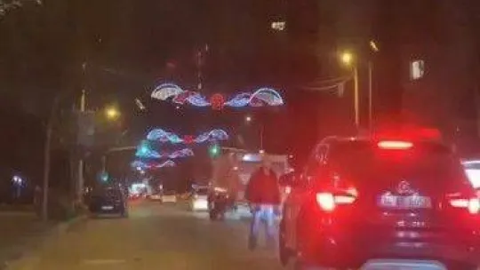 Ataşehir'de alkollü vatandaş araçların üzerine yürüdü, yolu kesti