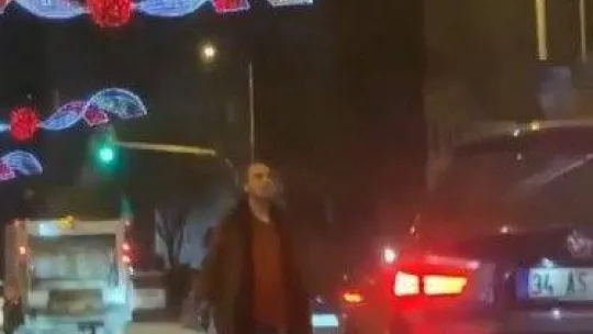 Ataşehir'de alkollü vatandaş araçların üzerine yürüdü, yolu kesti