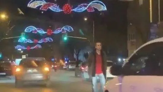 Ataşehir'de alkollü vatandaş araçların üzerine yürüdü, yolu kesti