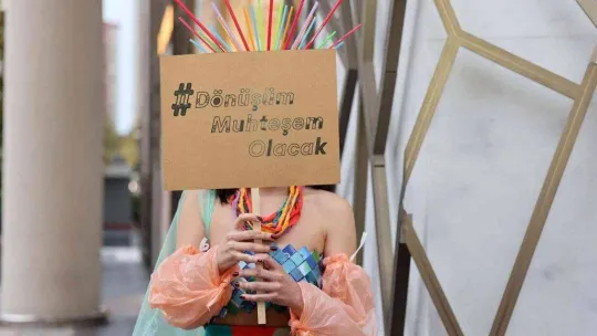 Ataşehir'de atıklardan giydirilmiş manken, atık azaltımına dikkat çekti