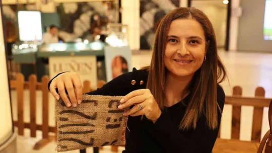 Ataşehir'de atıklardan giydirilmiş manken, atık azaltımına dikkat çekti