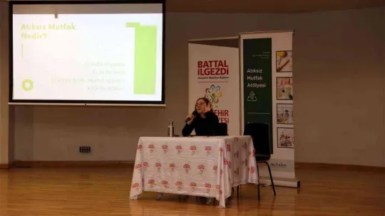 Ataşehir'de atıklardan giydirilmiş manken, atık azaltımına dikkat çekti