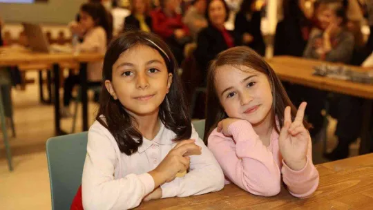 Ataşehir'de atıklardan giydirilmiş manken, atık azaltımına dikkat çekti