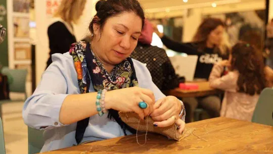 Ataşehir'de atıklardan giydirilmiş manken, atık azaltımına dikkat çekti