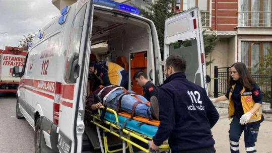 Ataşehir'de binaya çarpan kamyonet bina boşluğunda asılı kaldı