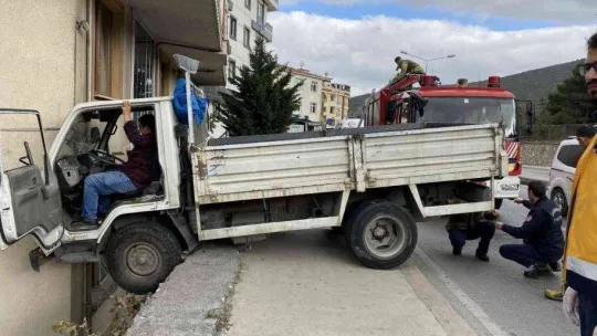 Ataşehir'de binaya çarpan kamyonet bina boşluğunda asılı kaldı