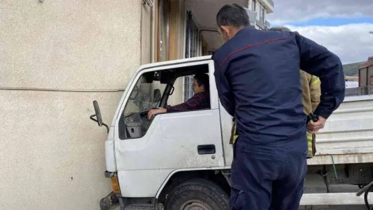 Ataşehir'de binaya çarpan kamyonet bina boşluğunda asılı kaldı