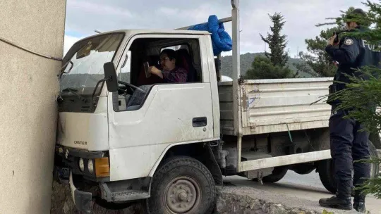 Ataşehir'de binaya çarpan kamyonet bina boşluğunda asılı kaldı