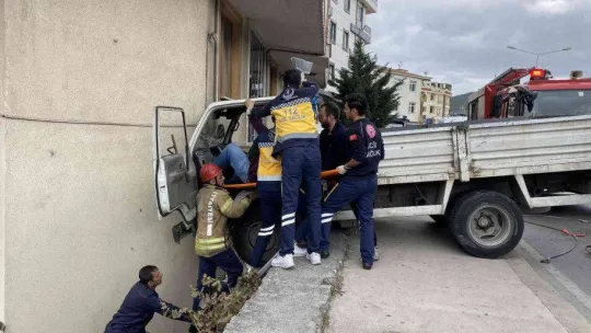 Ataşehir'de binaya çarpan kamyonet bina boşluğunda asılı kaldı