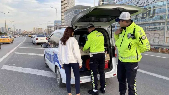 Ataşehir'de çakar denetimi: Kurallara uymayan sürücülere 3 bin 508 TL ceza