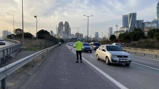 Ataşehir'de çakar denetimi: Kurallara uymayan sürücülere 3 bin 508 TL ceza