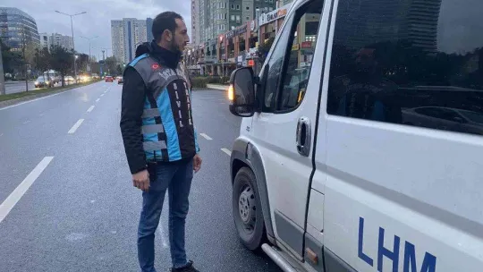 Ataşehir'de ceza yiyen servis şoföründen gazetecilere hakaret: 'Soytarı gibi almışlar ellerine kamerayı'