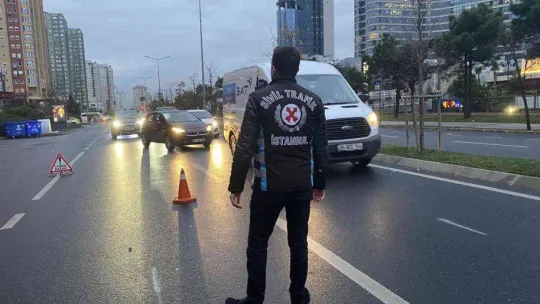 Ataşehir'de ceza yiyen servis şoföründen gazetecilere hakaret: 'Soytarı gibi almışlar ellerine kamerayı'