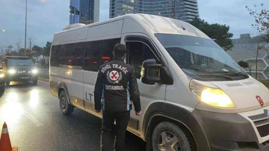 Ataşehir'de ceza yiyen servis şoföründen gazetecilere hakaret: 'Soytarı gibi almışlar ellerine kamerayı'