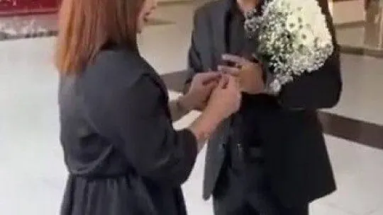 Ataşehir'de evlilik teklifinde roller değişti, bu sefer kadın evlenme teklif etti