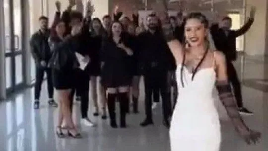 Ataşehir'de evlilik teklifinde roller değişti, bu sefer kadın evlenme teklif etti