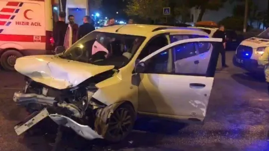 Ataşehir'de iki otomobil çarpıştı: 3 yaralı