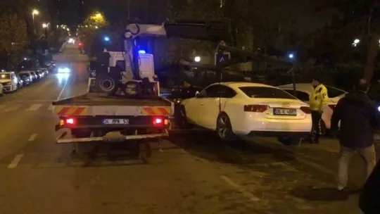Ataşehir'de iki otomobil çarpıştı: 3 yaralı