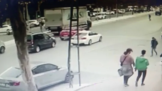 Ataşehir'de kamyonun altında kalan vatandaş metrelerce sürüklendi