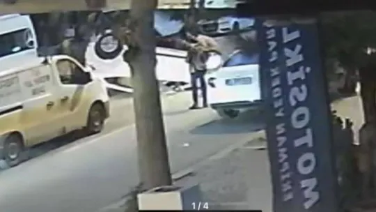 Ataşehir'de kontrolden çıkan otomobil takla attı