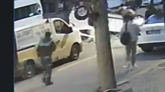 Ataşehir'de kontrolden çıkan otomobil takla attı