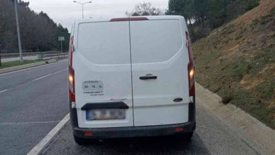 Ataşehir'de kucağında çocukla minibüs kullanan sürücüye ceza