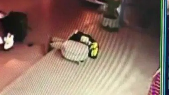 Ataşehir'de otomobilin çarpmasıyla yere düşen moto kurye kaldırımdaki taşlara çarptı