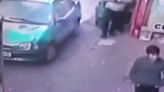 Ataşehir'de panik yapan sürücü yol ortasında yürüyen yayaya çarptı