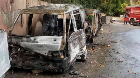 Ataşehir'de park halindeki 3 hurda araç, alevlere teslim oldu