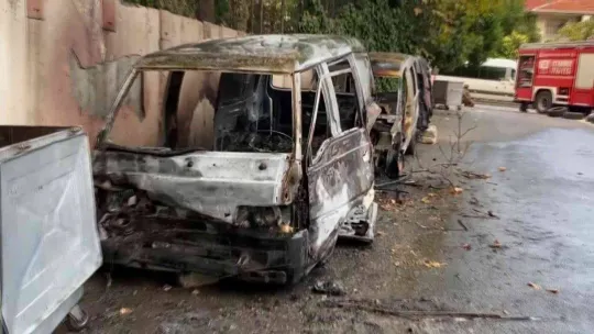 Ataşehir'de park halindeki 3 hurda araç, alevlere teslim oldu