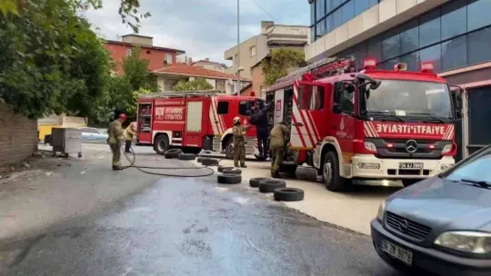 Ataşehir'de park halindeki 3 hurda araç, alevlere teslim oldu