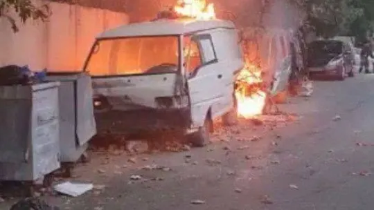 Ataşehir'de park halindeki 3 hurda araç, alevlere teslim oldu