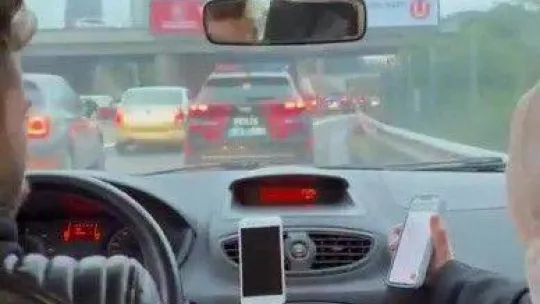 Ataşehir'de polis, doğum yapan köpeği veterinere yetiştirdi