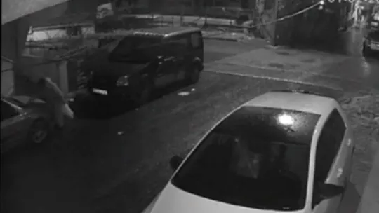 Ataşehir'de şahısları sokak ortasında otomobili çizip yazılar yazdı