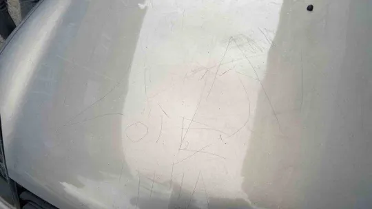 Ataşehir'de şahısları sokak ortasında otomobili çizip yazılar yazdı