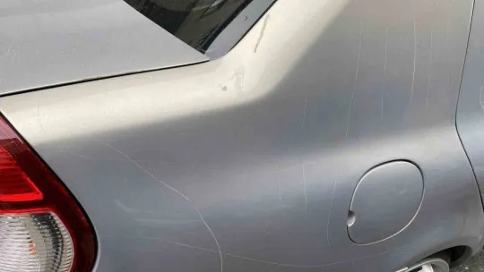 Ataşehir'de şahısları sokak ortasında otomobili çizip yazılar yazdı