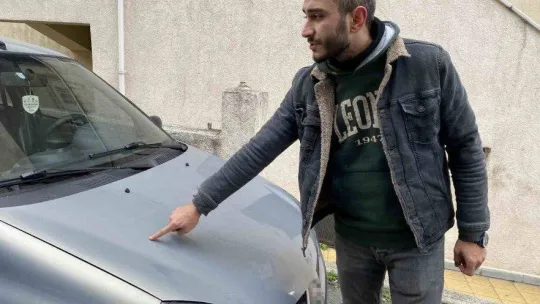 Ataşehir'de şahısları sokak ortasında otomobili çizip yazılar yazdı