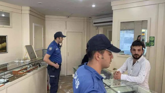 Ataşehir'de sahte bilezik satan şahıs, suçüstü yakalandı
