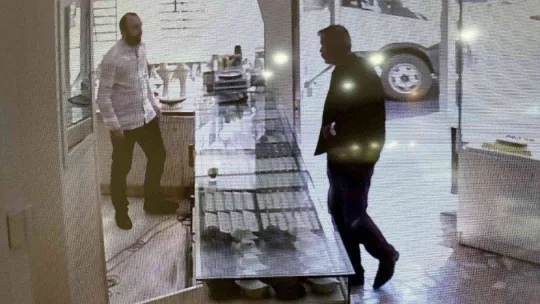 Ataşehir'de sahte bilezik satan şahıs, suçüstü yakalandı