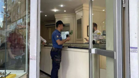 Ataşehir'de sahte bilezik satan şahıs, suçüstü yakalandı