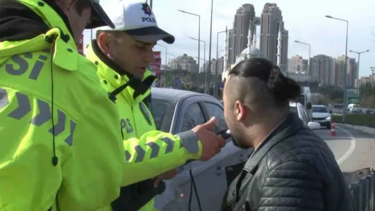 Ataşehir'de şarampole yuvarlanan otomobilden burnu bile kanamadan çıktı