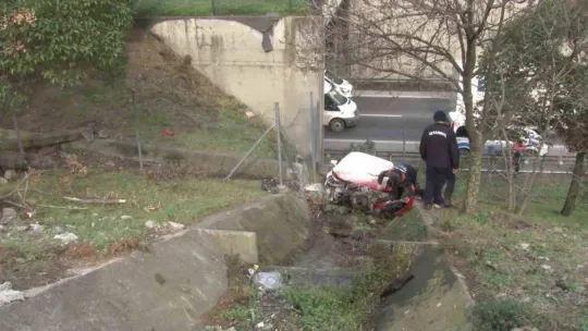 Ataşehir'de şarampole yuvarlanan otomobilden burnu bile kanamadan çıktı