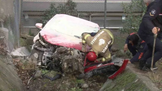 Ataşehir'de şarampole yuvarlanan otomobilden burnu bile kanamadan çıktı