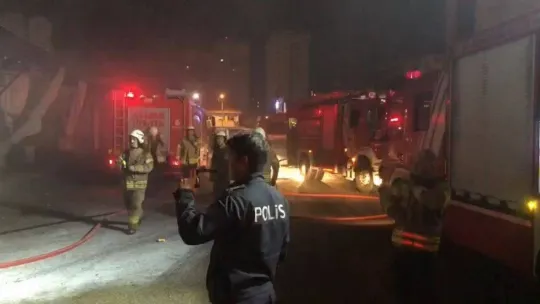 Ataşehir'de sebze ve meyve halindeki iş yerinde yangın