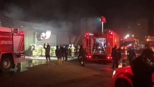 Ataşehir'de sebze ve meyve halindeki iş yerinde yangın
