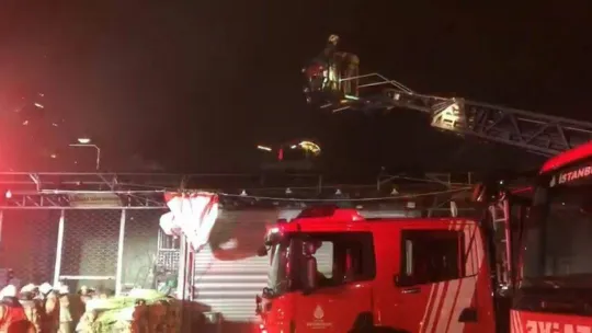 Ataşehir'de sebze ve meyve halindeki iş yerinde yangın