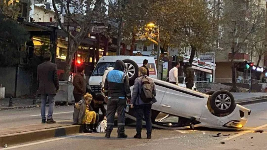 Ataşehir'de sürücüsünün kontrolü kaybettiği otomobil, park halindeki iki araca çarparak takla attı: 2 yaralı