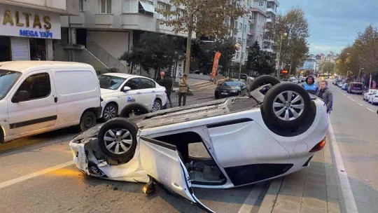 Ataşehir'de sürücüsünün kontrolü kaybettiği otomobil, park halindeki iki araca çarparak takla attı: 2 yaralı
