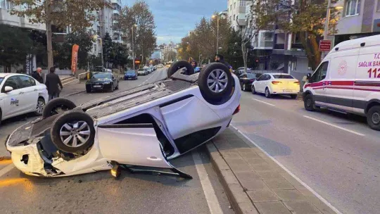 Ataşehir'de sürücüsünün kontrolü kaybettiği otomobil, park halindeki iki araca çarparak takla attı: 2 yaralı
