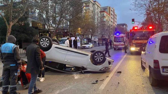 Ataşehir'de sürücüsünün kontrolü kaybettiği otomobil, park halindeki iki araca çarparak takla attı: 2 yaralı